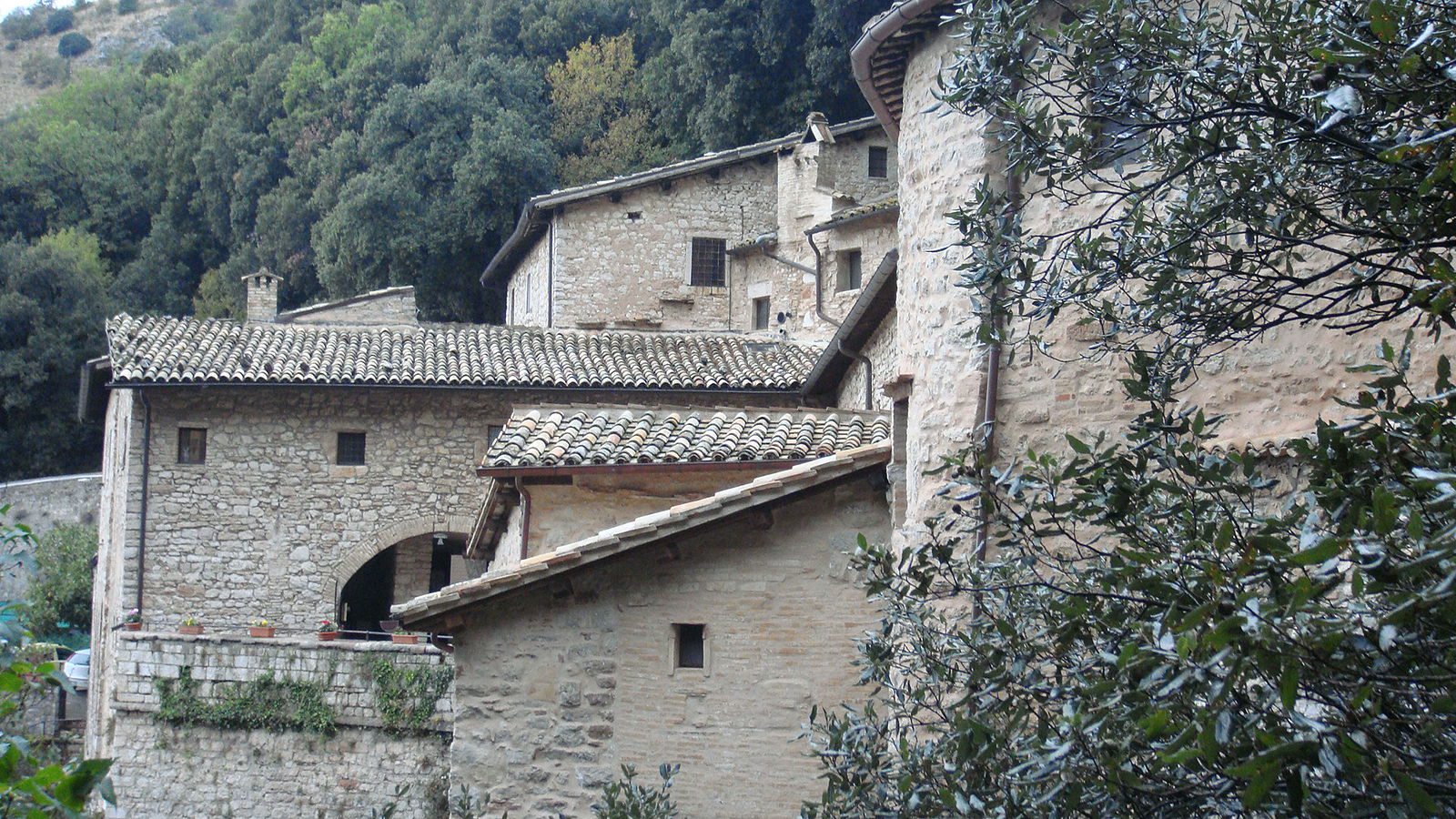 1600px-EREMO_DELLE_CARCERI-ASSISI_03