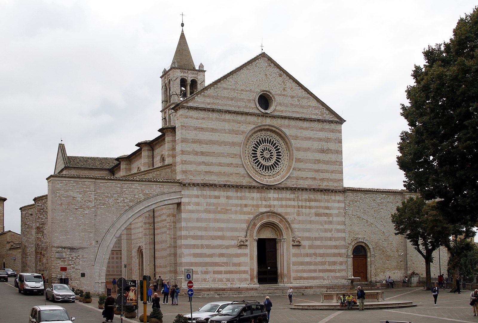 1600px-Santa_Chiara_-_Assisi_2016