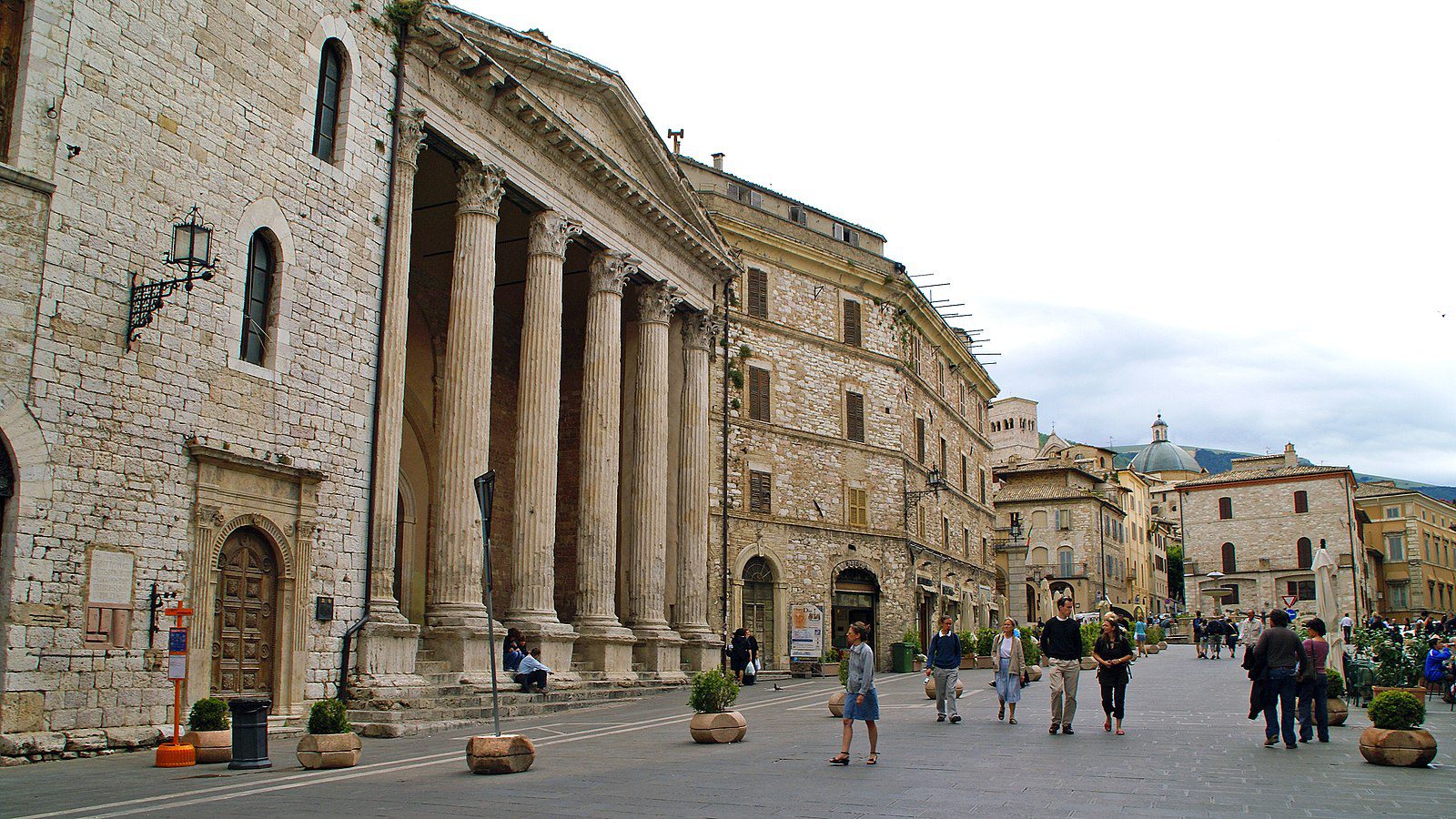 1600px-Temple_of_Minerva,_Piazza_del_Comune,_Assisi_-_panoramio